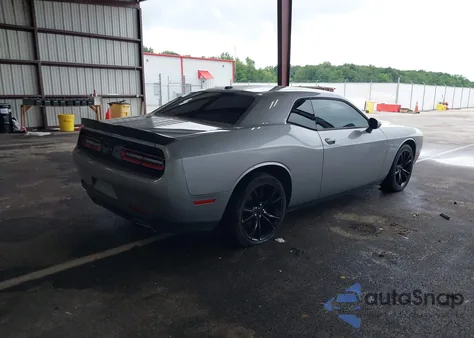 2016 Dodge Challenger Sxt z USA, uszkodzony, nr VIN 2C3CDZAG0GH256179